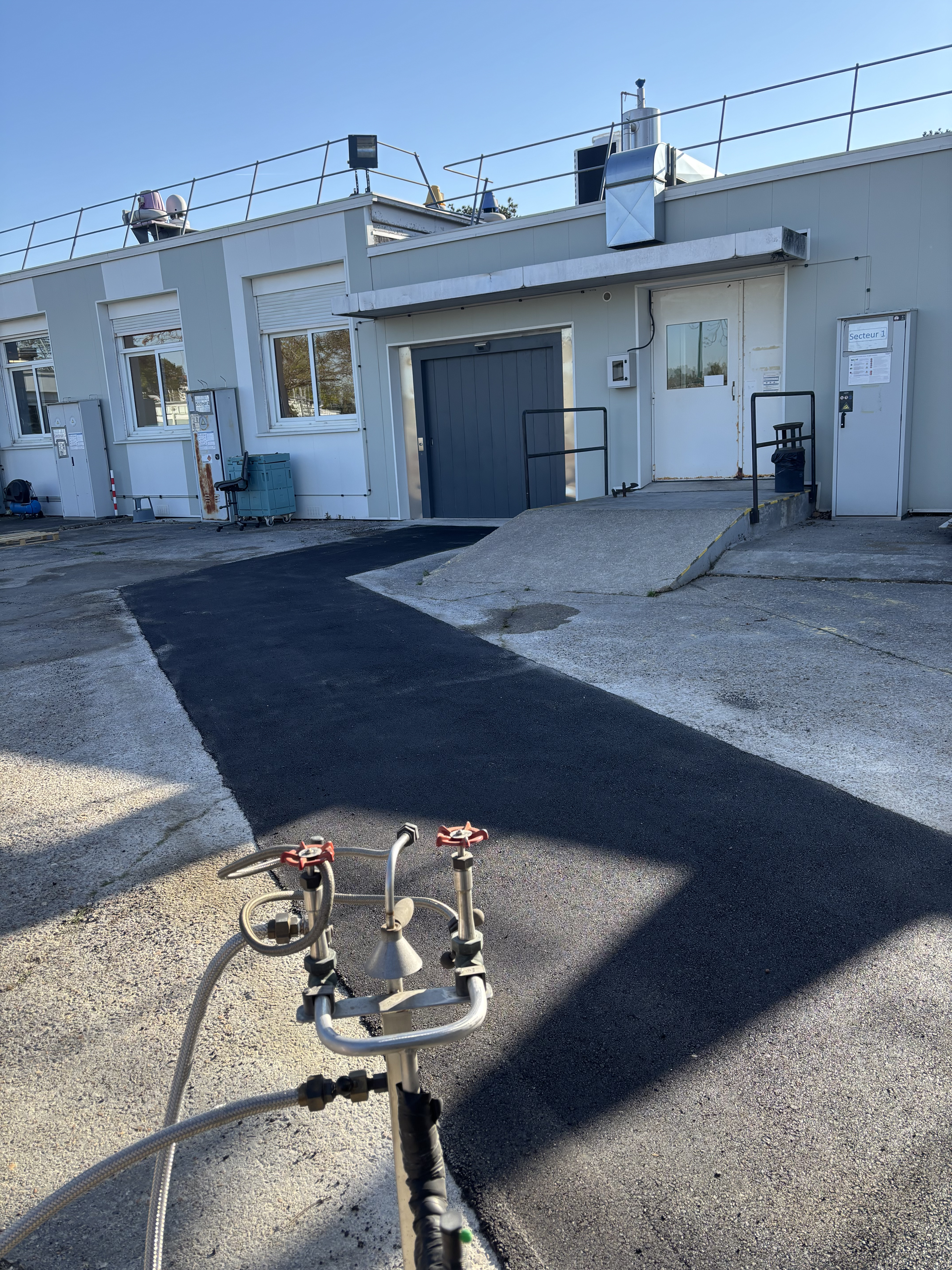 enrobé sur une allée