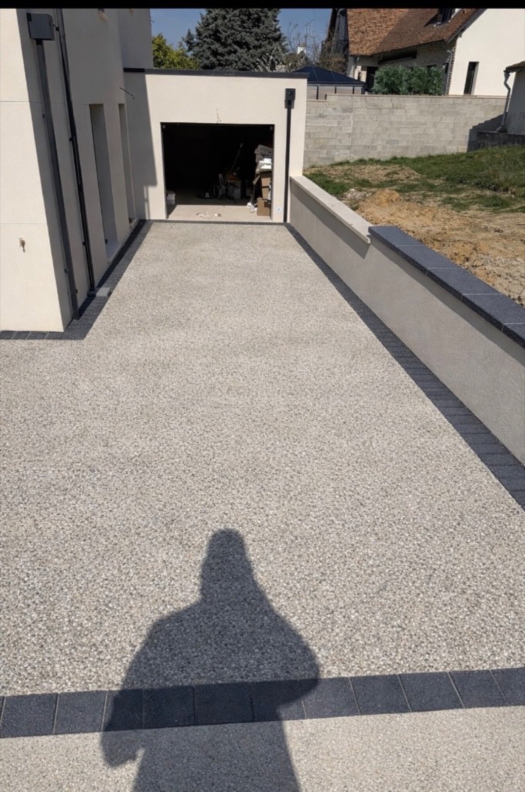 Allée en béton désactivé avec bordures en pavés par MJT BAT