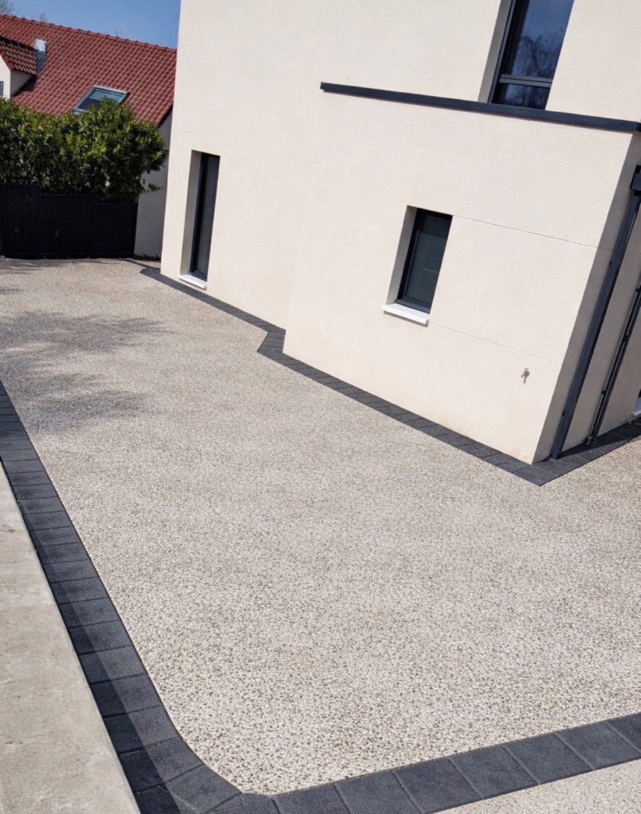 Aménagement cour extérieure béton désactivé et bordures par MJT BAT